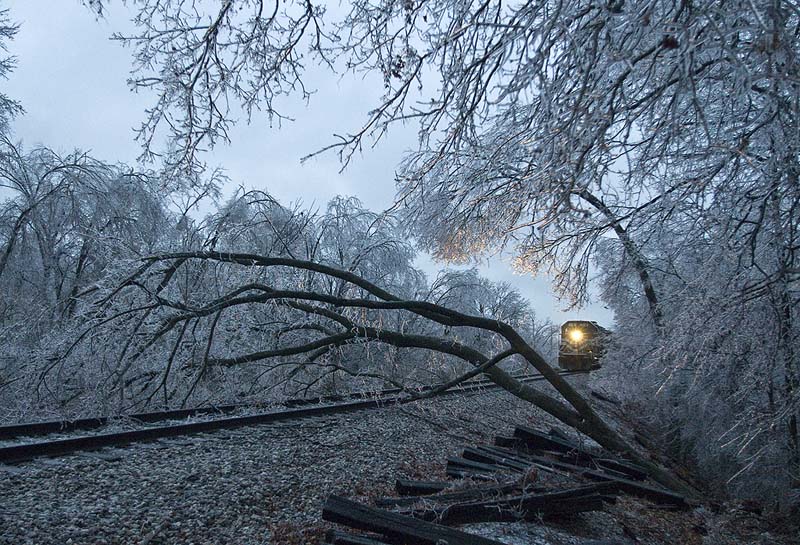 The P&L train was blocked just West of the Ky Hwy 1337 Crossing at Richland, Kentucky on January 28, 2008. (Photo by Jim Pearson)